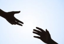 കൊളംബോ സ്ഫോടനം: ഇന്ത്യന് ഹൈക്കമ്മീഷന് ട്വീറ്റ് ചെയ്ത ഹെല്പ്പ്ലൈന് നമ്പറുകള് +94777902082 +94772234176, +94777903082 +94112422788 +94112422789.