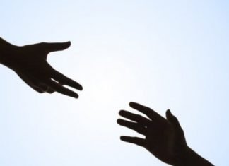 കൊളംബോ സ്ഫോടനം: ഇന്ത്യന് ഹൈക്കമ്മീഷന് ട്വീറ്റ് ചെയ്ത ഹെല്പ്പ്ലൈന് നമ്പറുകള് +94777902082 +94772234176, +94777903082 +94112422788 +94112422789.