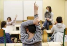 സ്കൂളുകൾ തുറക്കുന്നത് മുൻപായി എല്ലാ അധ്യാപകർക്കും കോവിഡ് വാക്സിൻ നൽകും