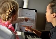 സ്വകാര്യ പാർട്ടിയിൽ സംഗീത പരിപാടി അവതരിപ്പിച്ച 3 മൂന്ന് സംഗീത അധ്യാപികമാരെ വിദ്യാഭ്യാസ മന്ത്രാലയം പുറത്താക്കി