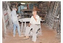 60 കഴിഞ്ഞവർക്ക് വർക്ക് പെർമിറ്റ് പുതുക്കൽ; ഉയർന്ന നിരക്കിന് പുറമെ ആരോഗ്യ ഇൻഷുറൻസും