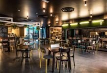 കർഫ്യു നിയമംലംഘിച്ച് പ്രവർത്തിച്ച രണ്ട് കഫേകൾ അടച്ചു