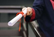 ഒരേ ദിവസം ബിരുദം നേടി സൗദി സ്വദേശിനിയായ വീട്ടമ്മയും മകളും