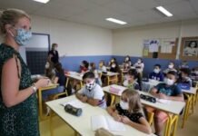 സ്കൂളില് അധ്യാപകര് മാസ്ക് ധരിക്കുകയും വിദ്യാര്ത്ഥികളില് നിന്ന് 1മീറ്റര് അകലം പാലിക്കുകയും വേണമെന്ന് യുഎഇ വിദ്യാഭ്യാസ മന്ത്രാലയം