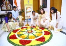 കുവൈത്തിലെ ഇന്ത്യ ഹൗസിന് ഓണ ചാരുത നൽകി അംബാസിഡറും കുടുംബവും