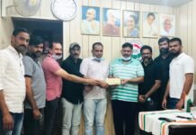 ഓ ഐ സി സി കുവൈറ്റ് തൃശൂർ ജില്ലാ കമ്മറ്റി സഹായധനം കൈമാറി