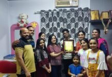 പ്രവാസ ജീവിതം മതിയാക്കി നാട്ടിലേക്ക് പോകുന്ന വാരിജാക്ഷൻ കളത്തിലിന് കോഴിക്കോട് ജില്ലാ അസോസിയേഷൻ യാത്രയയപ്പ് നൽകി