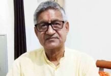 ‘തൊഴിലില്ലാത്ത മദ്യപാനികളുടെ സമരം’; ബിജെപി എംപിക്കെതിരെ പ്രതിഷേധം, കാറിന്റെ ചില്ല് തകർത്തു