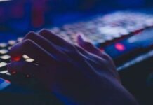 ഓൺലൈൻ ക്ലാസ്സിൽ അശ്ലീല ചിത്രങ്ങൾ കാണിച്ചു എന്നാരോപിക്കപ്പെട്ട പ്രൊഫസറെ അനുകൂലിച്ച് ഒരു സംഘം വിദ്യാർഥികൾ