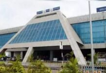 കരിപ്പൂരില് ഒരു കോടിയുടെ സ്വര്ണം പിടികൂടി, ആറ് പേര് പിടിയില്