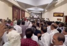 സ്പീക്കറുടെ ഓഫീസിന് മുന്നില് അസാധാരണ പ്രതിഷേധം; തിരുവഞ്ചൂരിനെ കയ്യേറ്റം ചെയ്തെന്ന് പ്രതിപക്ഷം
