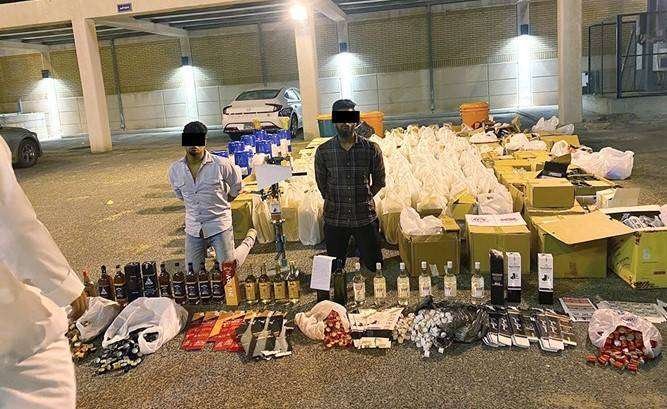 two-expats-arrested-with-1500-liquor-bottles-0-23-09-19-12-09-30 (1)