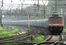 ട്രാക്കിന് കുറുകെ മരത്തടി കെട്ടിവെച്ചു ,രാജധാനി എക്സ്പ്രസിലെ ലോക്കോ പൈലറ്റിന്റെ ഇടപെടലിൽ വന് ദുരന്തം ഒഴിവായി