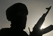 ജമ്മുകശ്മീരിൽ വൻതോതിലുള്ള ആയുധശേഖരത്തോടെ ലഷ്കർ-ഇ-തൊയ്ബ ഭീകരരെ പിടികൂടി