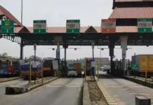 പാലിയേക്കര ടോള്: 150 രൂപ നല്കി എന്തിനാണ് ഈ റോഡിലൂടെ ജനങ്ങള് യാത്ര ചെയ്യുന്നത്? ചോദ്യമുന്നയിച്ച് സുപ്രീംകോടതി