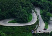 താമരശ്ശേരി ചുരത്തിൽ മണ്ണിടിഞ്ഞ് ഗതാഗതം നിലച്ചു; യാത്രക്കാർ മറ്റു ചുരം പാതകൾ ഉപയോഗിക്കണമെന്ന് പൊലീസ്