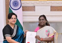 രാഷ്ട്രപതിയിൽ നിന്നും യോഗ്യതാപത്രം സ്വീകരിച്ച് നിയുക്ത ഇന്ത്യൻ അംബാസഡർ പരമിത ത്രിപാഠി