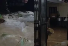 തമ്മനത്ത് കൂറ്റന് വാട്ടര് ടാങ്ക് തകര്ന്നു; ഉണ്ടായിരുന്നത് ഒരു കോടി പത്ത് ലക്ഷം ലിറ്റര് വെള്ളം; വീടുകളില് വെള്ളം കയറി; വാഹനങ്ങള് തകര്ന്നു