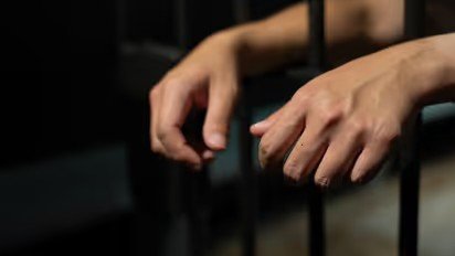 മയക്കുമരുന്ന് കടത്താൻ ശ്രമിച്ച പ്രമുഖ കുവൈറ്റ് വനിതയ്ക്കും ഭർത്താവിനും രണ്ട് വർഷം തടവ് ശിക്ഷ വിധിച്ച് ക്രിമിനൽ കോടതി