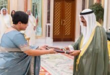 ഇന്ത്യൻ അംബാസഡർ പരമിത ത്രിപാഠി കുവൈത്ത് അമീറിന് അധികാര പത്രം സമർപ്പിച്ചു