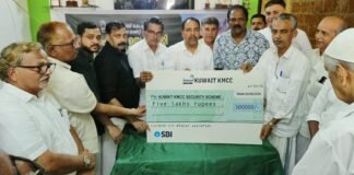കുവൈത്ത് കെഎംസിസി സോഷ്യൽ സെക്യൂരിറ്റി സ്കീം; മരണപ്പെട്ട പയ്യന്നൂർ മണ്ഡലം അംഗത്തിന്റെ കുടുംബത്തിന് സഹായധനം കൈമാറി